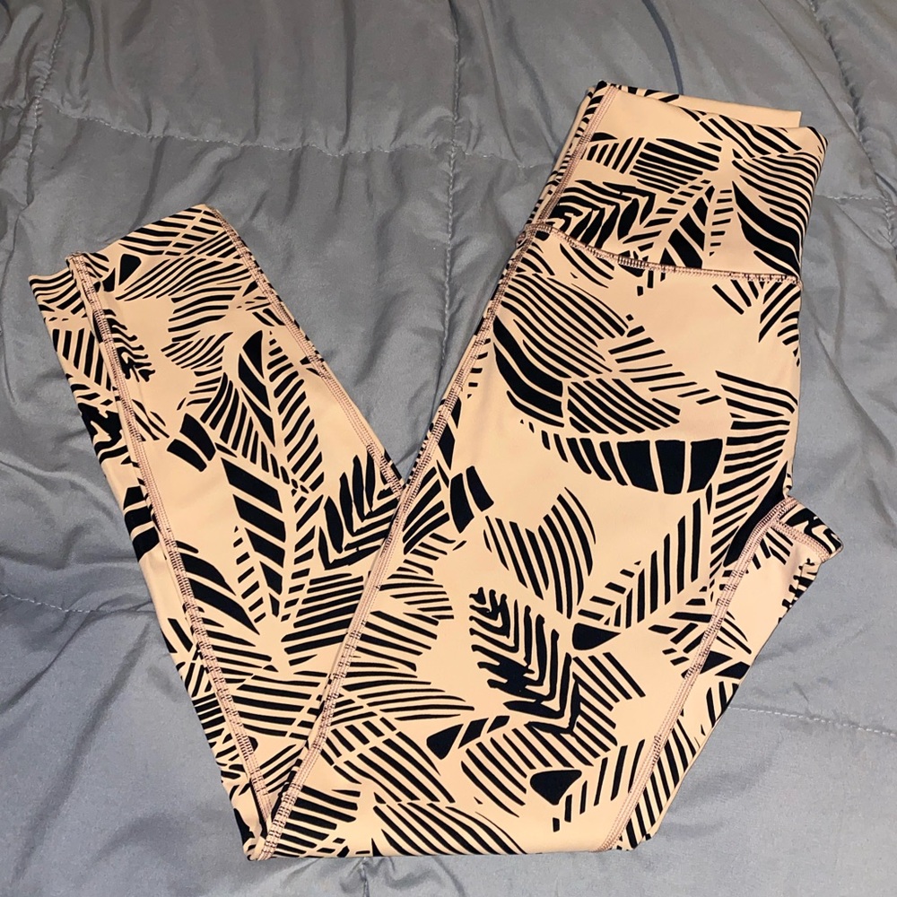 Aerie Chill Play Move leggings- Light orange/Tan w black leaves